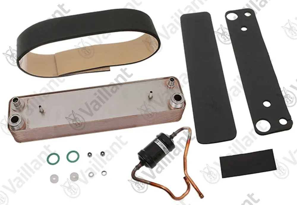 Vaillant Verdampfer mit mehreren Platten, begleitet von Dichtungen, einem kleinen Ventil und anderen Komponenten, auf einem neutralen Hintergrund angeordnet.